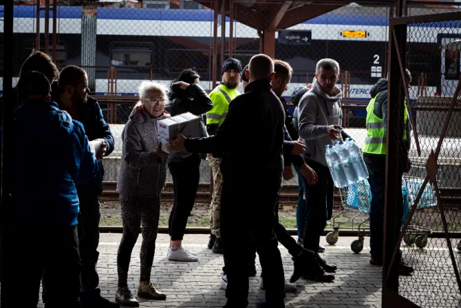 Polish volunteers help Ukrainian refugees arriving at the train station in Przemyśl, southeastern Poland