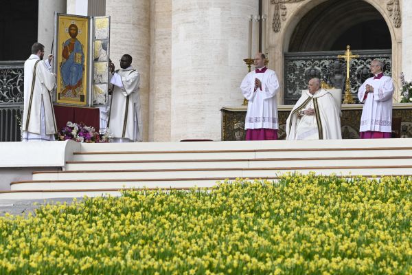 Snažan vjetar odnio je ikonu Krista tijekom uskrsne nedjeljne mise na Trgu svetog Petra.  Vatikanski mediji