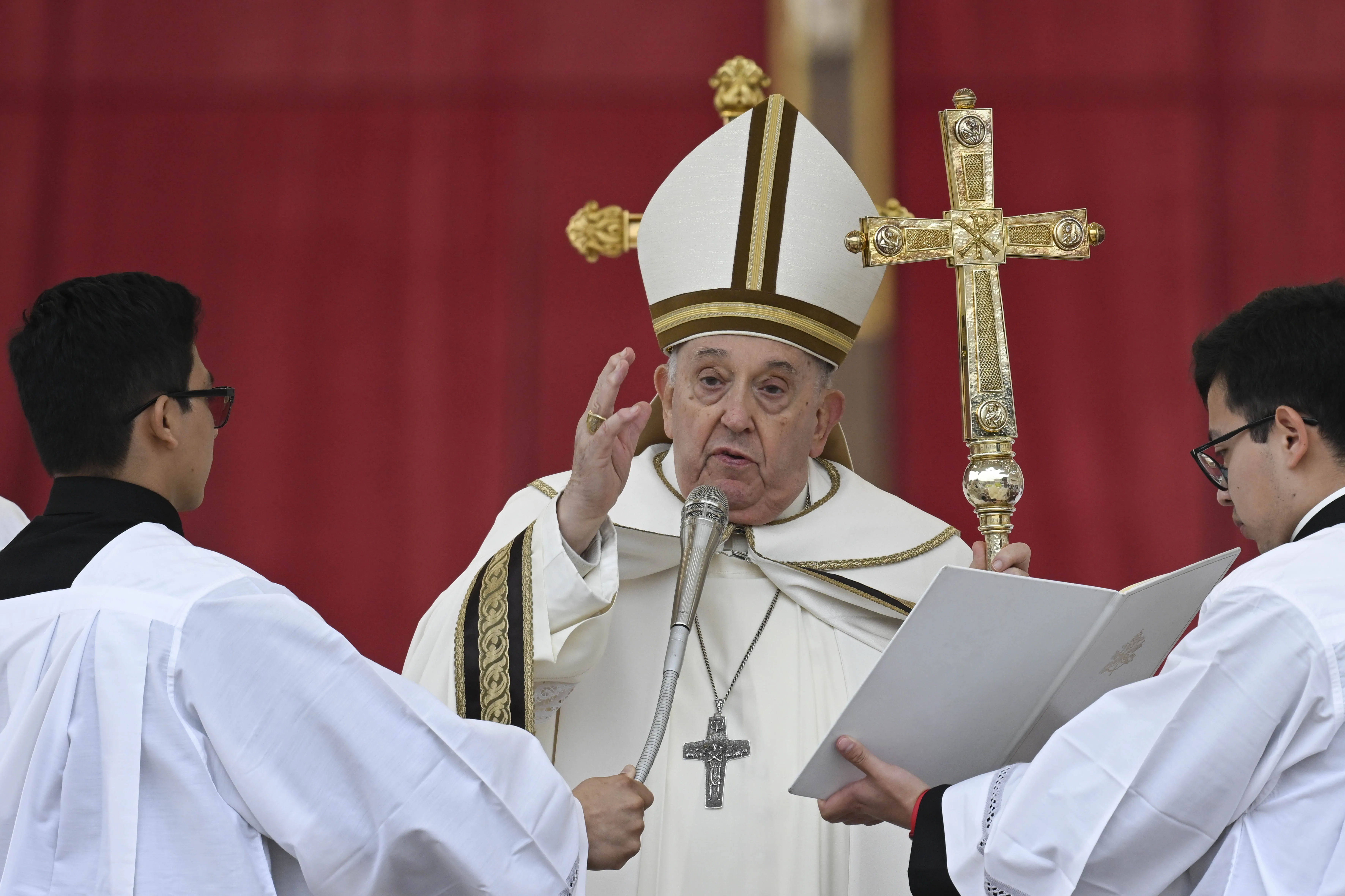 Pope Francis presides over Easter Sunday Mass in St. Peter's Square on March 31, 2024.?w=200&h=150