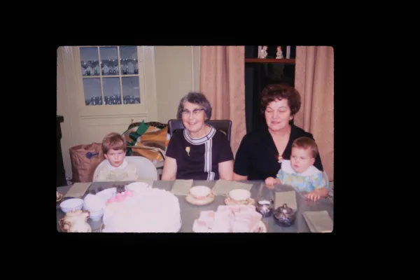 Na ovoj obiteljskoj arhivskoj fotografiji, najmlađa sestra blaženog Grimoalda Santamarije, Vincenzina Panella (rođena Santamaria), pozira sa svojom kćeri, Mary Agostinelli, i dvije praunuke, Susan Agostinelli (krajnje desno) i Jeanne Beveridge.  Vincenzina je umrla 1973. u Rochesteru, New York, kamo je emigrirala iz Italije kao mlada odrasla osoba.  Zasluge: Fotografija zahvaljujući Susan Agostinelli