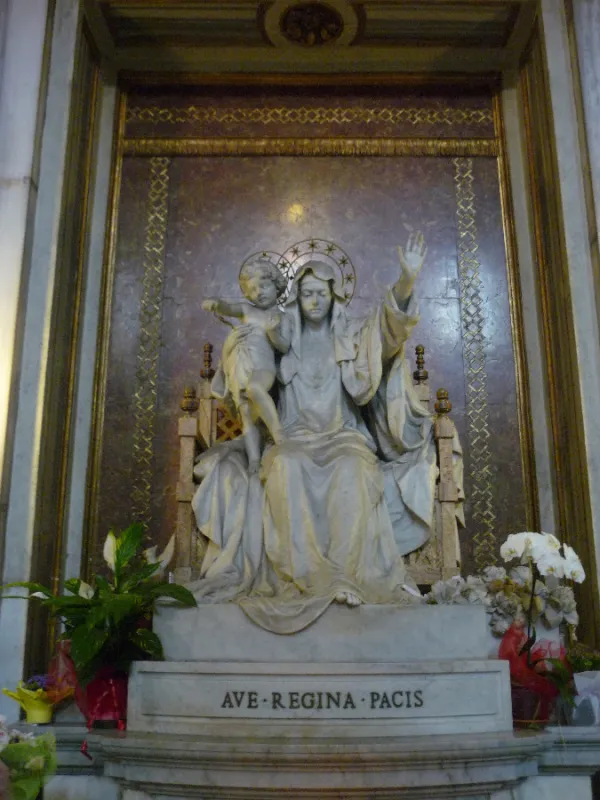 The statue of Mary Regina Pacis at Rome’s Basilica of St. Mary Major. Fczarnowski via Wikimedia (CC BY-SA 3.0).
