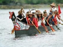 A Squamish Nation canoe approaching Bella Bella, Canada, June 27, 1993. Credit: UN Photo/John Isaac.