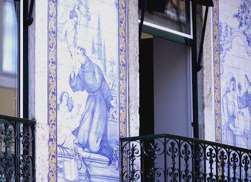 Images of Portugal’s patron saint can be found all over the city of Lisbon in distinctive blue and white azulejo tiles. Credit: Anthony Johnson/EWTN
