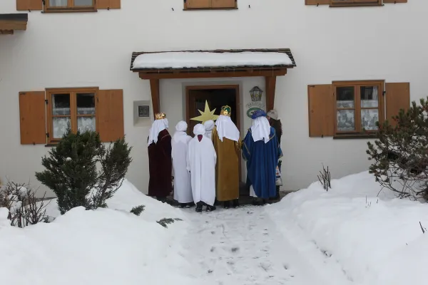 Children blessing the houses in Germany, December 2022/January 2023. Credit: Annette Zoepf/Kindermissionswerk