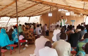 A priest celebrates Mass in Sudan before the outset of war. Credit: ACN