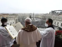 Pope Francis gives his Christmas ‘Urbi et Orbi’ blessing Dec. 25, 2021.
