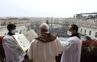 Pope Francis gives his Christmas ‘Urbi et Orbi’ blessing Dec. 25, 2021. Vatican Media.
