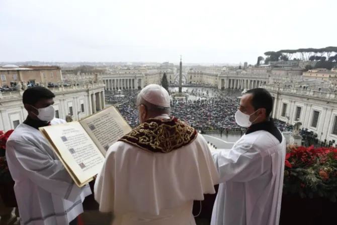 Pope Francis gives his Christmas ‘Urbi et Orbi’ blessing Dec. 25, 2021