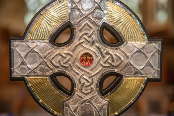 Las preciosas reliquias de la verdadera cruz han sido incrustadas en la "Cruz de Gales", que encabezará la procesión de Carlos en la Abadía de Westminster, donde será coronado oficialmente. La Iglesia en Gales