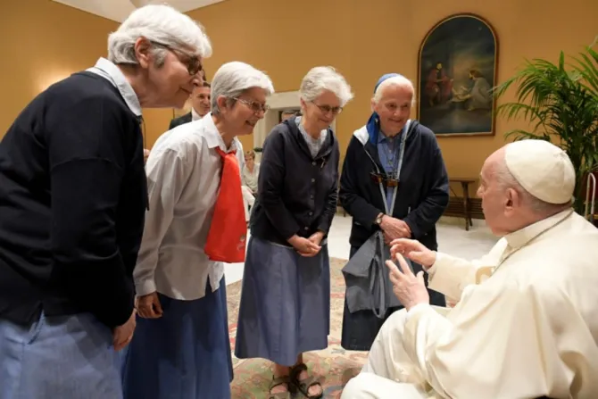 Pope Francis meets members of the Charles de Foucauld Spiritual Family Association in the study of the Paul VI Hall, May 18, 2022