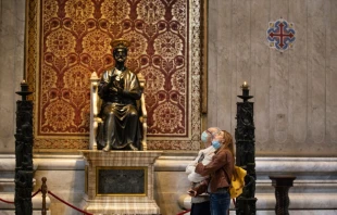 The bronze statue of St. Peter inside St. Peter’s Basilica. Daniel Ibáñez/CNA.