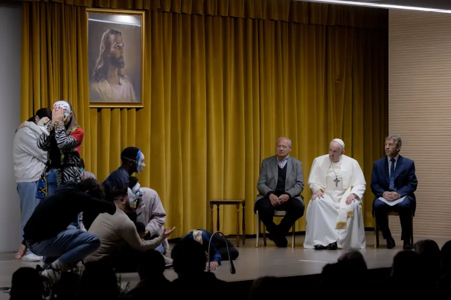 Pope Francis meets young people of the Scholas Community at Rome’s Pontifical International College Maria Mater Ecclesiae, Nov. 25, 2021?w=200&h=150