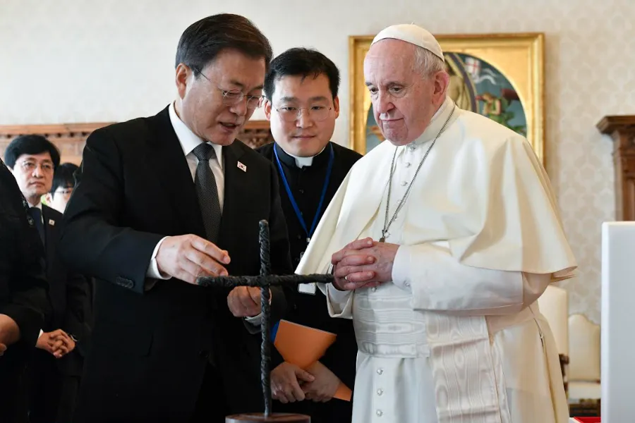 South Korean President Moon Jae-in presents the cross to Pope Francis at the Vatican, Oct. 29, 2021.?w=200&h=150