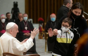 Pope Francis with Paolo Bonavita and Elsa Morra at his general audience in the Paul VI Hall at the Vatican, Oct. 20, 2021 Vatican Media.