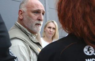 Chef José Andrés discussing the delivery of aid to Ukraine in 2022. Credit: Wikimedia Commons/Public Domain