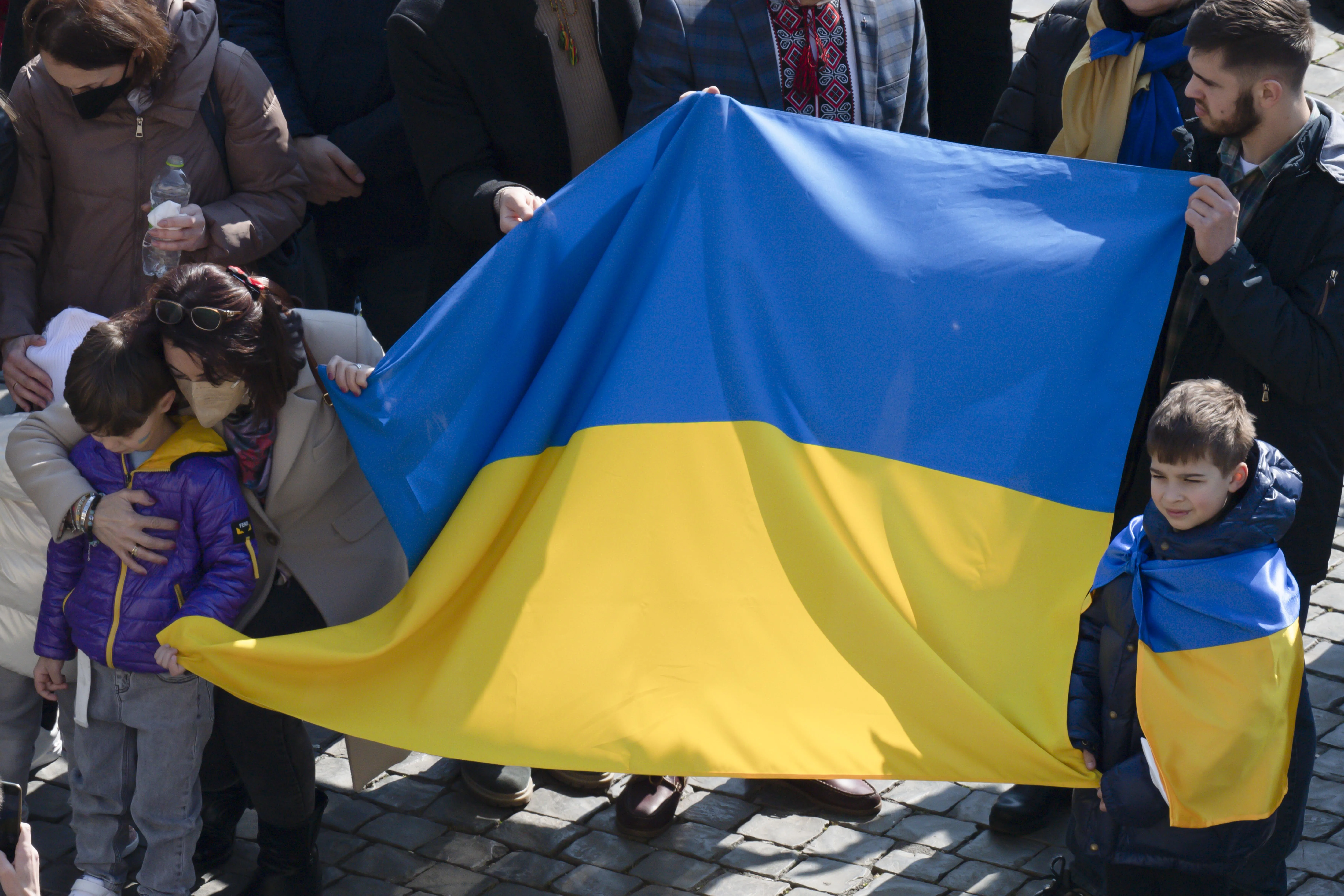 People raise the Ukrainian flag at Pope Francis' Angelus address at the Vatican, March 6, 2022.?w=200&h=150