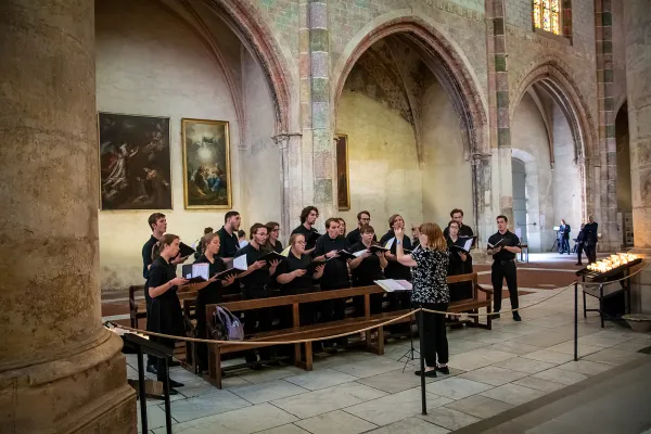 Rebecca Raber directs Capella at Toulouse, France, home of the tomb of St. Thomas Aquinas. Credit: Photo courtesy of Rebecca Raber