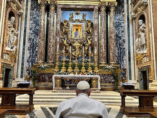 ‘We love Benedict’: Catholics flock to the Vatican to say goodbye to Benedict XVI