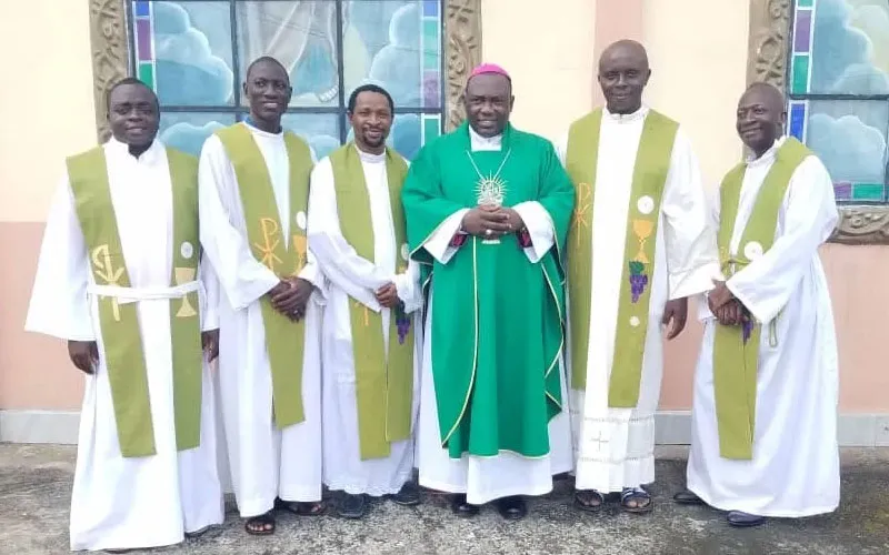 Bishop Aloysius Fondong Abangalo with the five priests who were among the nine captive released Oct. 22, 2022. Radio Evangelium Mamfe