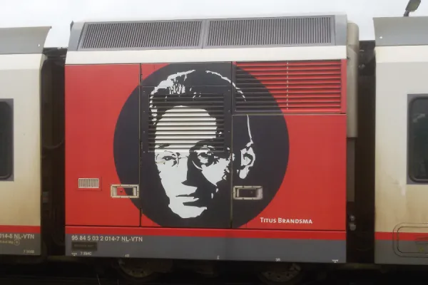 A portrait of Titus Brandsma on the side of a train in the Netherlands. Busspotter via Wikimedia (CC BY-SA 4.0).
