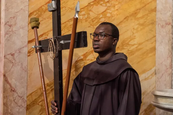 A Franciscan friar who carried the cross during the Way of the Cross held in St. Saviour's Church in Jerusalem on Friday, Oct. 13. The cross bore symbols of Jesus' Passion: the sponge that was soaked in vinegar, the crown of thorns, and the spear. Credit: Marinella Bandini