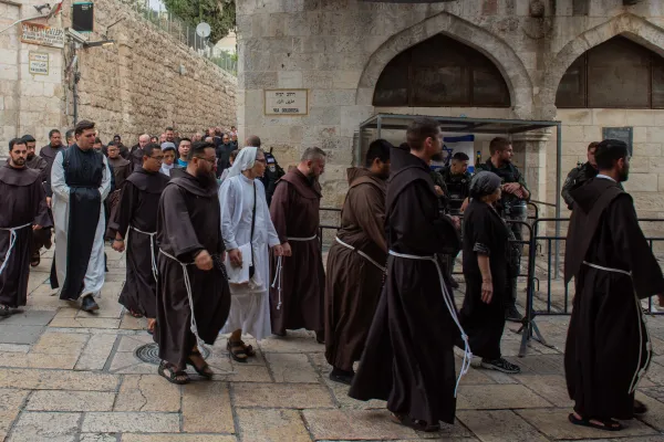 Between second and third station, at the corner of the Via Dolorosa, people from different communities in Jerusalem gathered for prayer. On Friday, Oct. 27, after two weeks, the Franciscan friars of the Custody of the Holy Land returned to pray the Way of the Cross on the Via Dolorosa in Jerusalem. Credit: Marinella Bandini