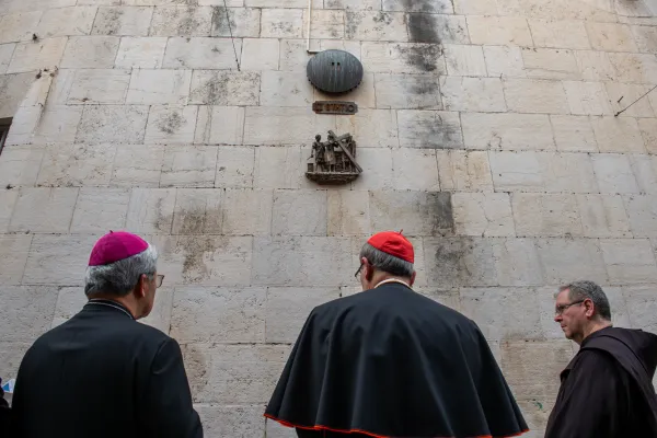 Second station (Jesus carries his Cross). On Friday, Oct. 27, after two weeks, the Franciscan friars of the Custody of the Holy Land returned to pray the Way of the Cross on the Via Dolorosa in Jerusalem. Credit: Marinella Bandini