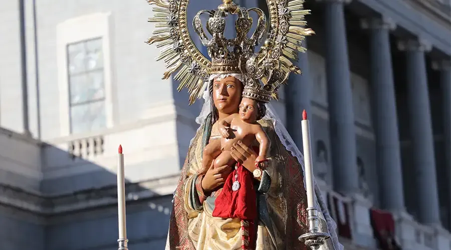Image of the Virgin of Almudena in the streets of Madrid, Spain?w=200&h=150