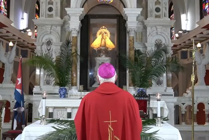 Der Erzbischof von Santiago de Cuba betet am 24. März 2024 vor einem Marienbild in Kubas Nationalheiligtum. | Bildquelle: CNA © Erzbistum Santiago de Cuba | Bilder sind in der Regel urheberrechtlich geschützt