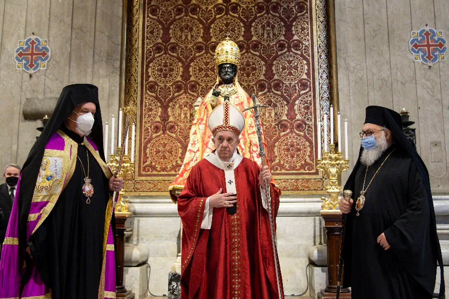Pope Francis celebrates Mass at St. Peter’s Basilica on the Solemnity of Sts. Peter and Paul, June 29, 2021.?w=200&h=150
