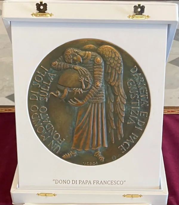 Pope Francis’ gift to Lebanon’s President Michel Aoun on March 21, 2022. Vatican Media.