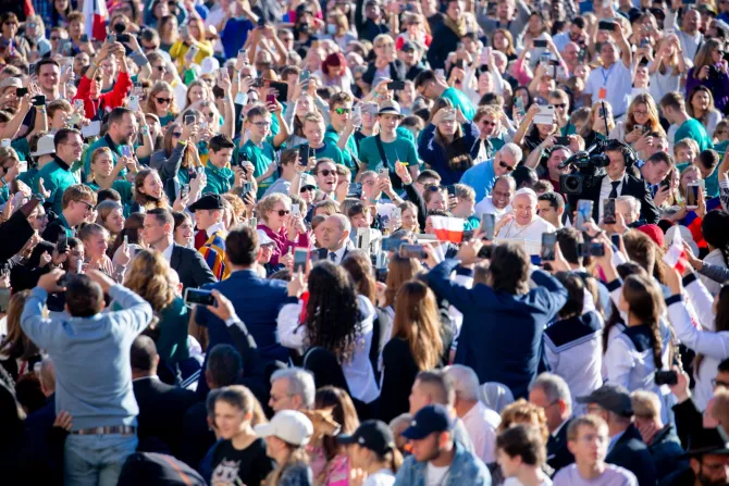 Crowds welcome Pope Francis on St. Peter's Square, Oct. 5, 2022