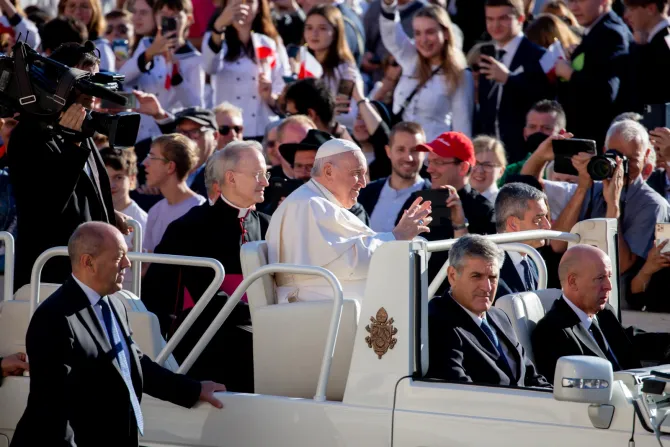 Crowds welcome Pope Francis on St. Peter's Square, Oct. 5, 2022