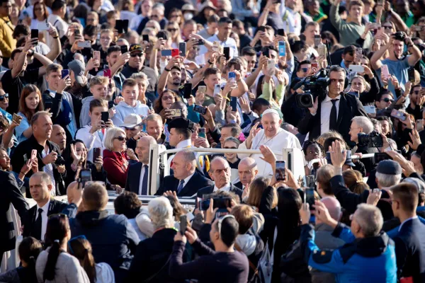 Pope Francis greeting pilgrims on St. Peter's Square, Oct. 12, 2022. Daniel Ibáñez / CNA