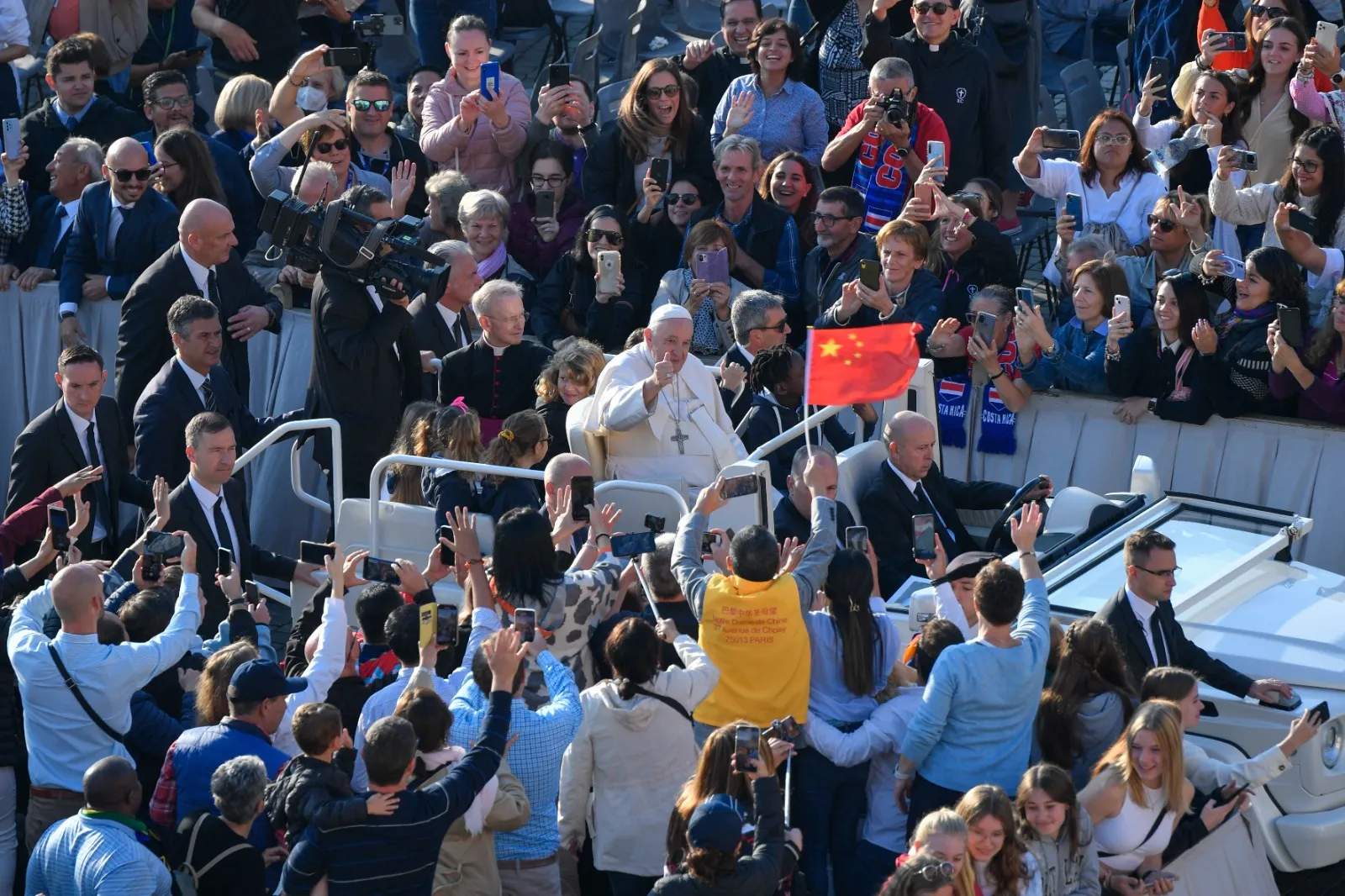 Pilgrims wave a Chinese flag at the general audience with Pope Francis, Oct. 12, 2022.?w=200&h=150