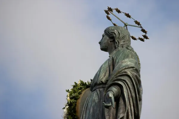 The statue dedicated to the Immaculate Conception near Rome’s Piazza di Spagna. Credit: Daniel Ibáñez / CNA 