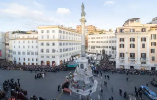 Pope Francis visits the statue dedicated to the Immaculate Conception near Rome’s Piazza di Spagna Dec. 8, 2022. Credit: Daniel Ibáñez / CNA