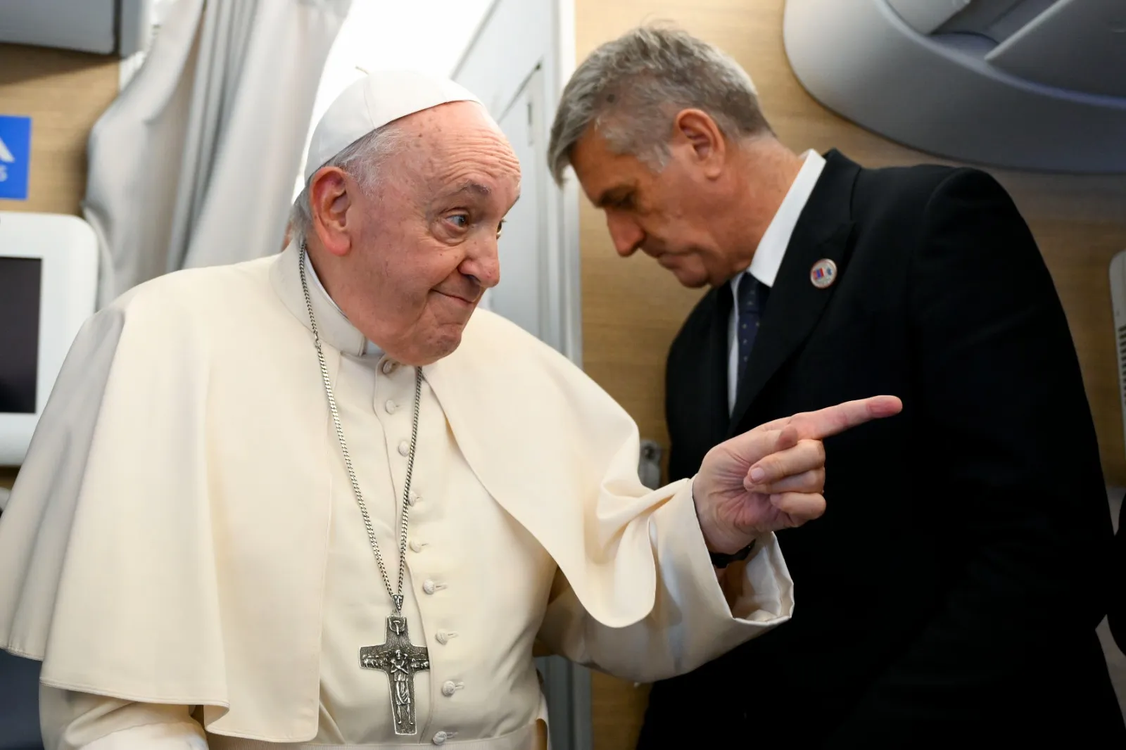 Pope Francis responds to questions from the press aboard the return flight to Rome from Mongolia.?w=200&h=150