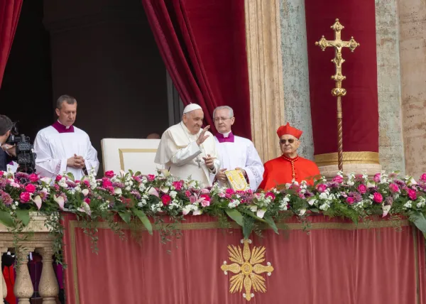 Papa Franjo daje svoj blagoslov urbi et orbi sa središnje lože bazilike svetog Petra 31. ožujka 2024. Zasluge: Pablo Esparza/CNA