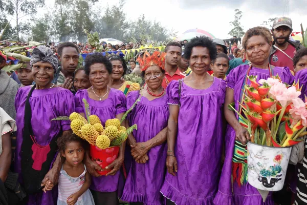 Žene se okupljaju tijekom Generalne skupštine održane u Mingendeu u biskupiji Kundiawa u Papui Novoj Gvineji 2022. Zasluge: Fotografija ljubaznošću Katoličke biskupske konferencije Papue Nove Gvineje i Salomonskih Otoka