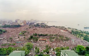 Pope John Paul II's helicopter flies over the huge crowd in Manila's Luneta Park prior to celebrating an open-air mass for an estimated two-million people gathered for the 10th World Youth Day on Jan. 15, 1995. Credit: JUN DAGMANG/AFP via Getty Images