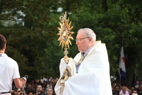 Bishop Edward Burns of Dallas holds the monstrance at a World Youth Day event in Lisbon, Portugal, Aug. 2, 2023. The event was hosted by the U.S. bishops’ conference and featured a talk by Bishop Robert Barron culminating in a eucharistic procession and Holy Hour. Credit: Nuria Chiccon/EWTN News
